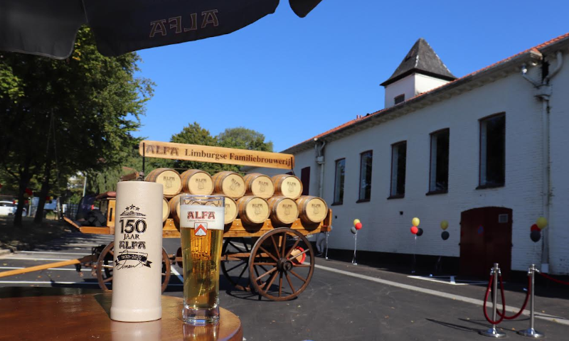 Jubileumpul en glas Alfa Edel Pils voor de wagen met fusten bij de Alfa Brouwerij in Schinnen